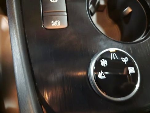 Used 2024 Nissan Rogue SV image 25