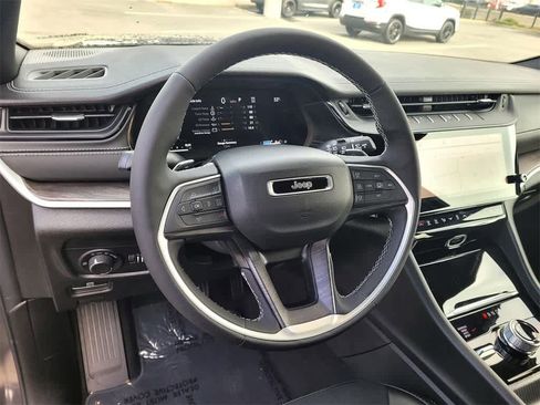 New 2026 Jeep Grand Cherokee Altitude image 9