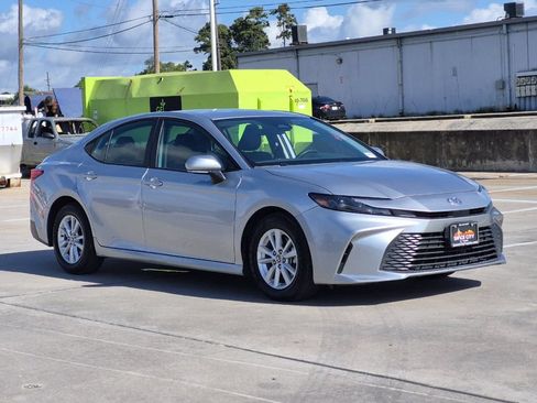 Used 2025 Toyota Camry LE FWD image 8