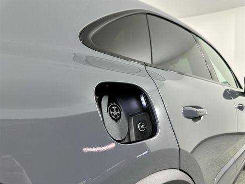 Certified 2025 Porsche Macan 4 Electric image 41