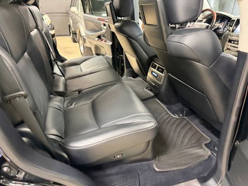 Used 2015 Lexus LX 570 4WD w/ Luxury Package image 25