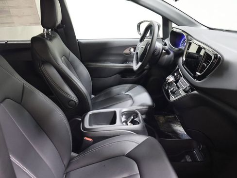 New 2026 Chrysler Voyager LX image 17
