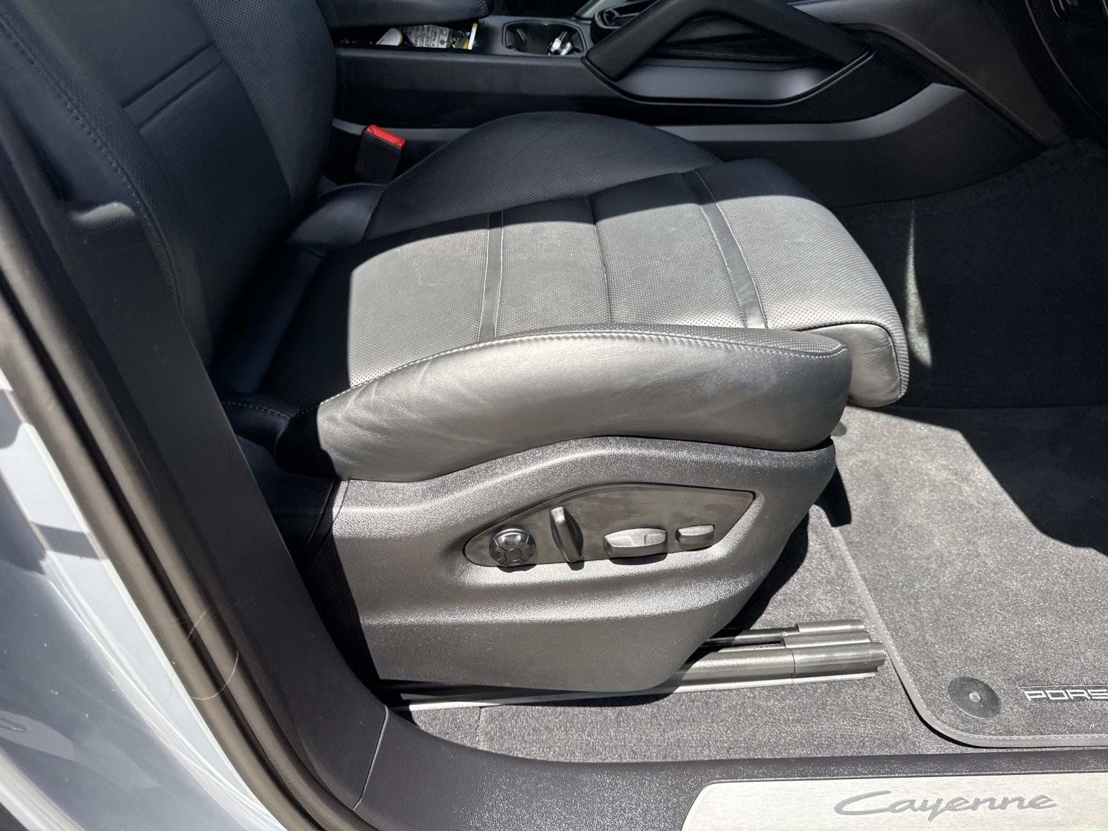Used 2024 Porsche Cayenne AWD/4WD image 12