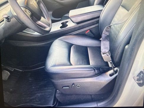Used 2022 Tesla Model Y Long Range image 8