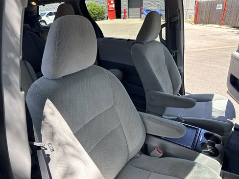 Used 2020 Toyota Sienna LE FWD image 30