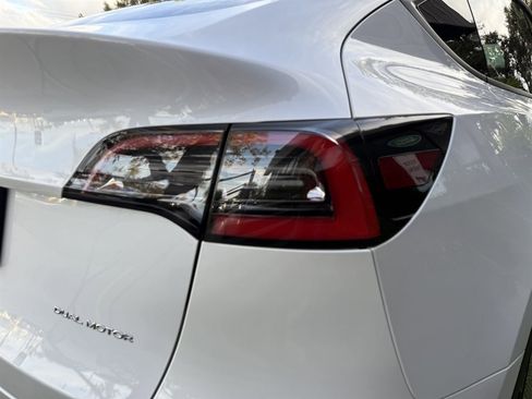 Used 2021 Tesla Model Y Long Range image 12