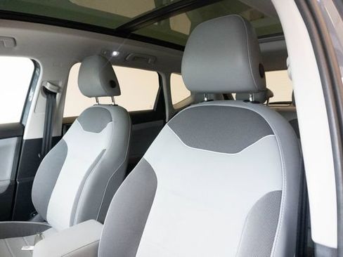Used 2023 Volkswagen Taos SE w/ Panoramic Sunroof Package FWD image 17