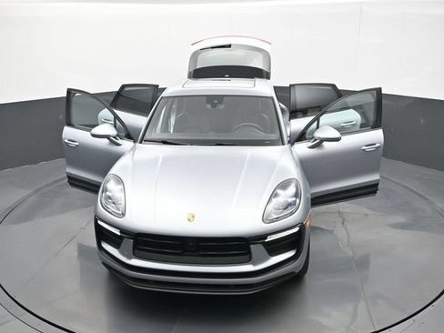 Certified 2025 Porsche Macan AWD/4WD image 30