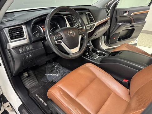 Used 2019 Toyota Highlander Limited Platinum AWD/4WD image 15