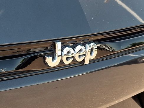 Used 2023 Jeep Grand Cherokee Limited AWD/4WD image 31