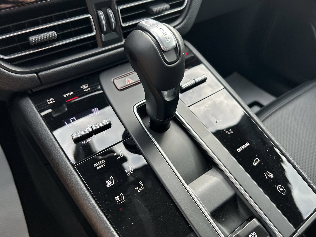 Used 2025 Porsche Macan AWD/4WD image 28