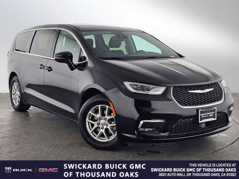 Used 2024 Chrysler Pacifica Touring-L FWD image 1