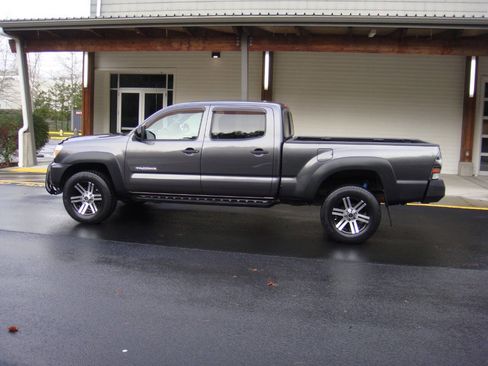 Used 2013 Toyota Tacoma V6 4x4 4dr Double Cab 6.1 ft S image 9