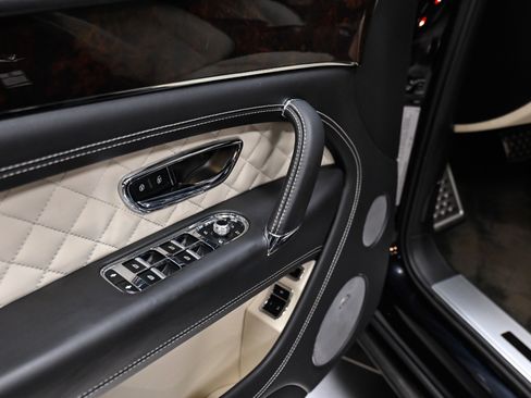 Used 2018 Bentley Bentayga AWD/4WD image 19