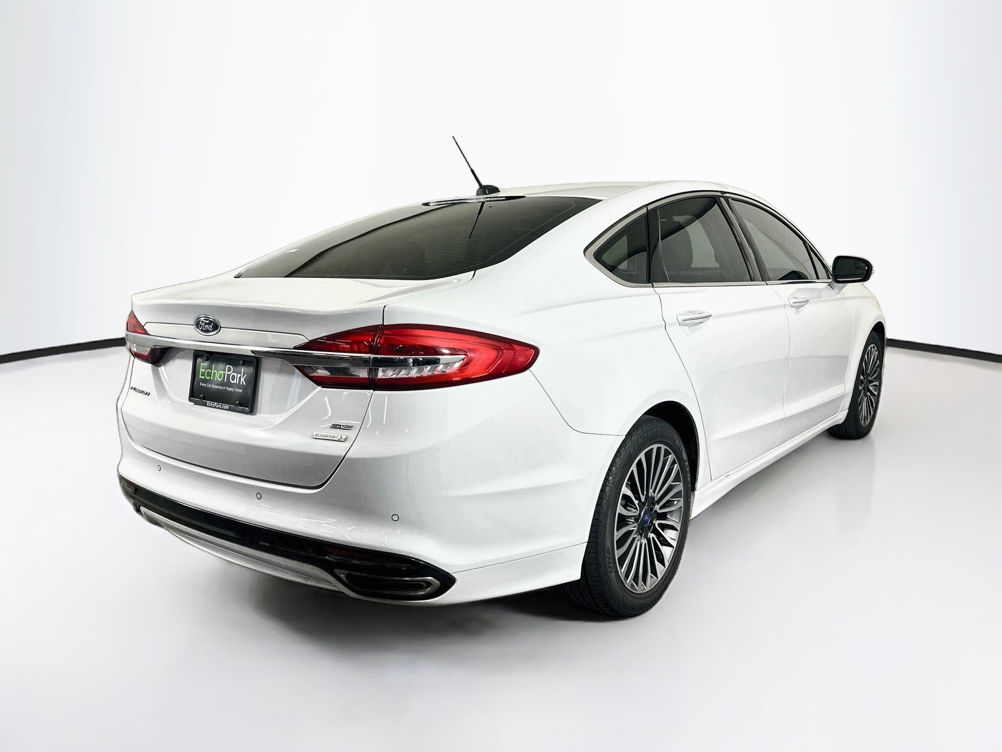 Used 2018 Ford Fusion SE w/ Fusion SE Technology Package FWD image 9