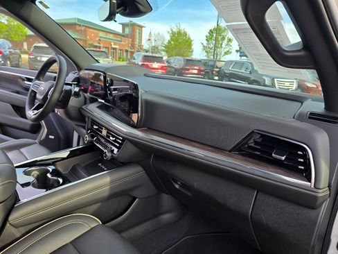 Used 2025 Chevrolet Suburban Premier image 12