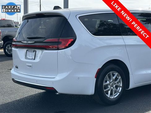 Used 2025 Chrysler Pacifica Select image 33