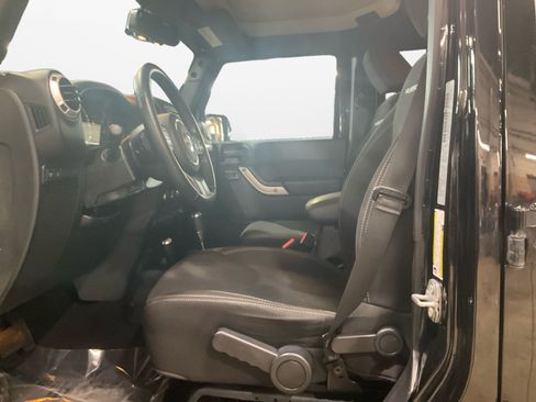 Used 2017 Jeep Wrangler Unlimited Rubicon w/ Cold Weather Group image 9