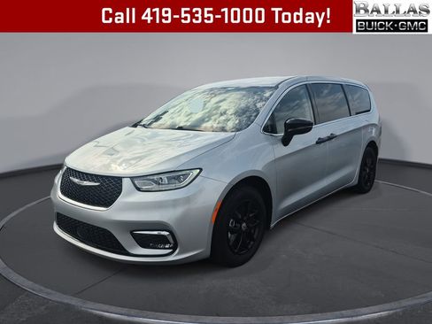 Used 2024 Chrysler Pacifica Touring-L image 1