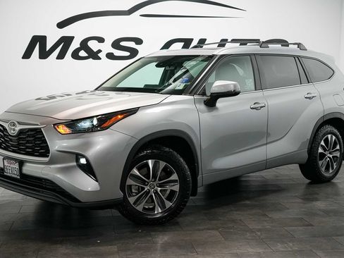 Used 2023 Toyota Highlander XLE AWD/4WD image 2