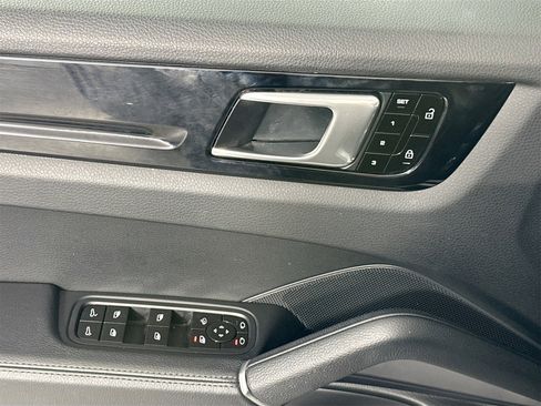 Certified 2020 Porsche Cayenne image 31