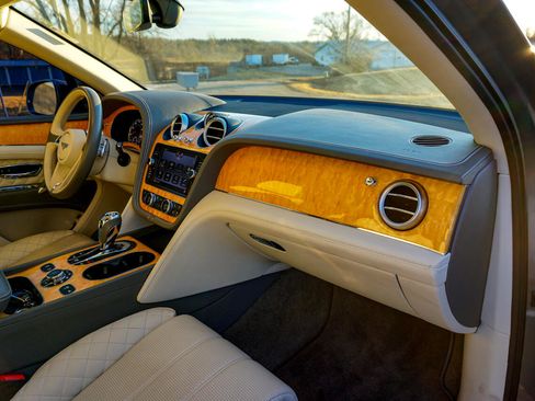 Used 2017 Bentley Bentayga W12 AWD image 41