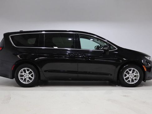 Used 2024 Chrysler Pacifica Touring-L FWD image 9