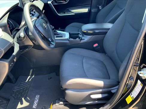 Used 2020 Toyota RAV4 LE FWD image 8