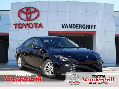 Certified 2025 Toyota Camry LE image 1