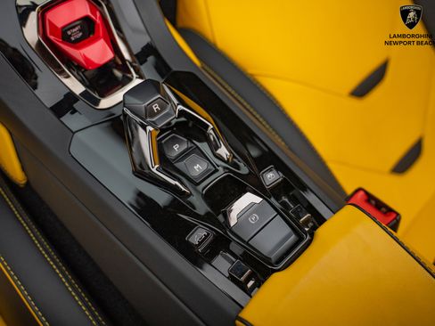 Used 2023 Lamborghini Huracan EVO image 34