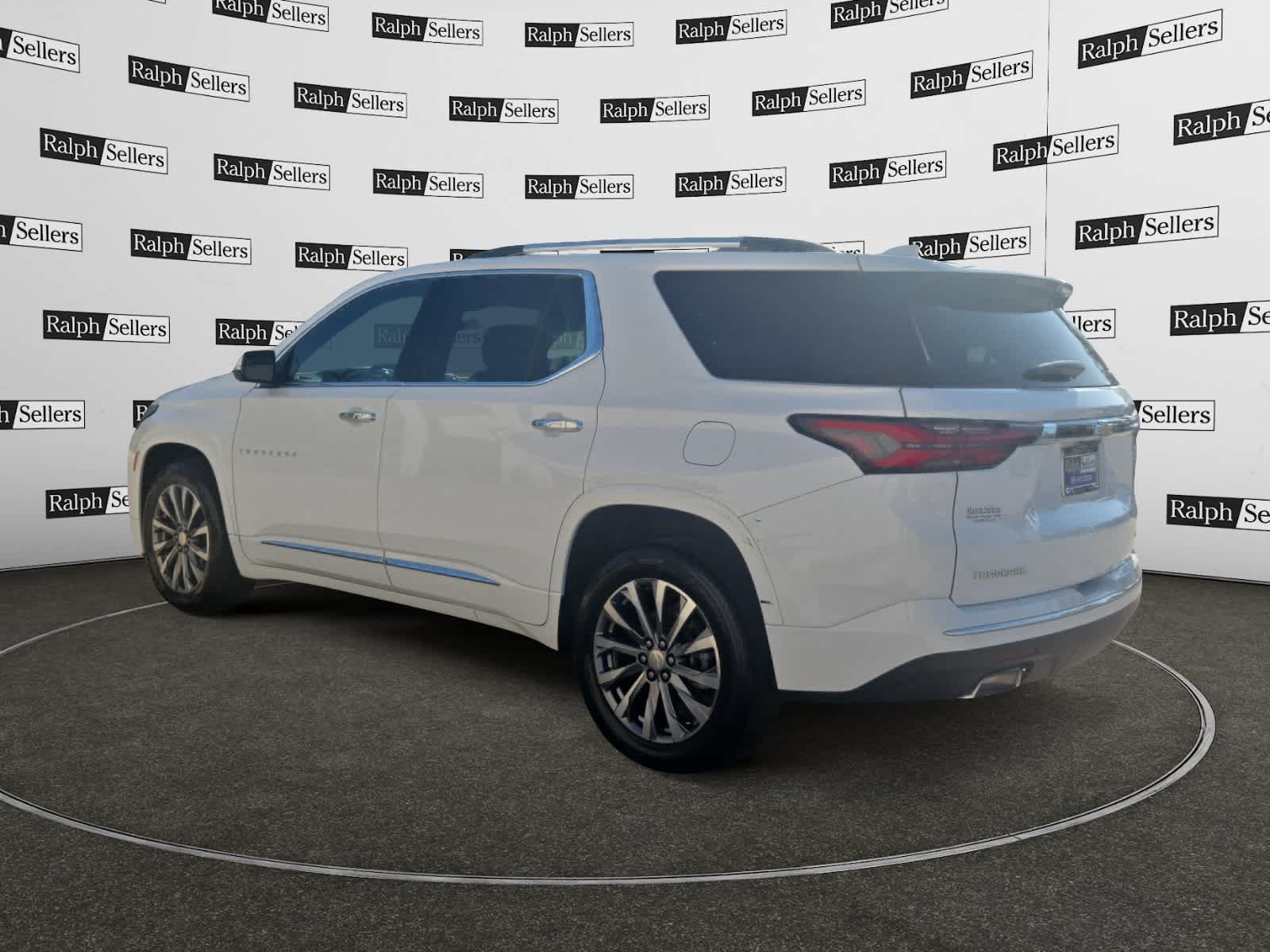 Used 2023 Chevrolet Traverse Premier FWD image 4