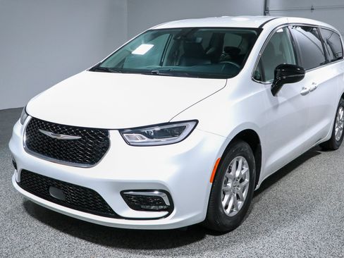 Used 2024 Chrysler Pacifica Touring-L FWD image 32