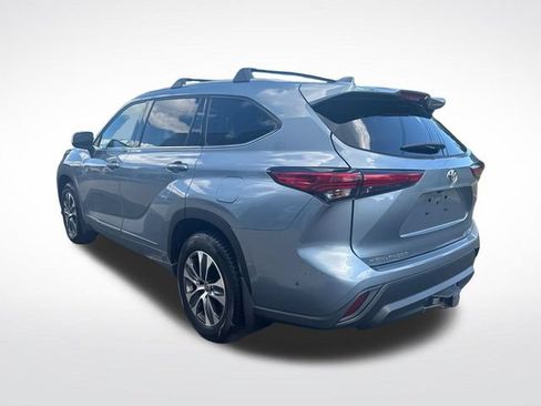 Used 2022 Toyota Highlander XLE AWD/4WD image 5