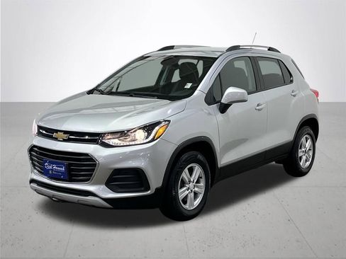 Used 2021 Chevrolet Trax LT image 2
