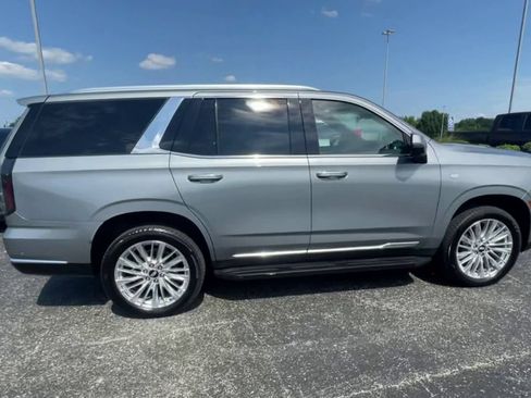 Used 2025 Cadillac Escalade Premium Luxury AWD/4WD image 2