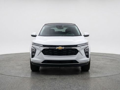 Used 2025 Chevrolet Trax LT FWD image 2