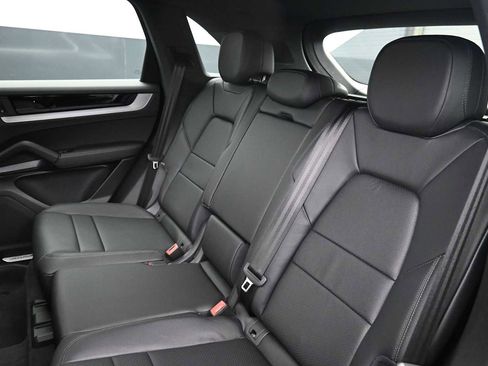 Certified 2025 Porsche Cayenne AWD/4WD image 18