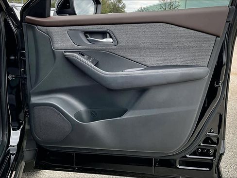 Used 2023 Nissan Rogue SV image 22