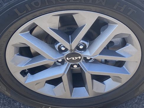 Certified 2024 Kia Telluride LX FWD image 8