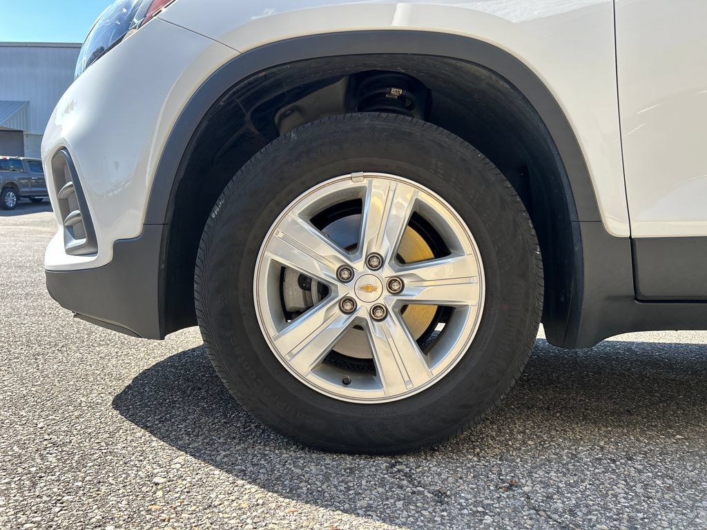 Used 2021 Chevrolet Trax LS w/ Tint and Cruise Package AWD/4WD image 7
