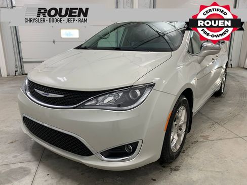 Used 2020 Chrysler Pacifica Limited image 1