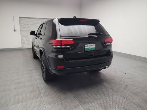 Used 2018 Jeep Grand Cherokee Altitude RWD image 6