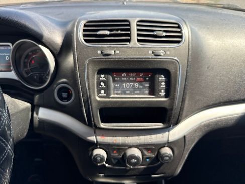 Used 2019 Dodge Journey SE w/ Connectivity Group FWD image 5
