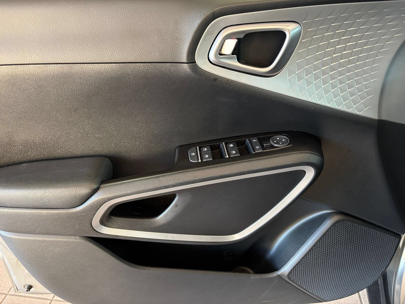 Used 2025 Kia Soul LX w/ LX Technology Package FWD image 18
