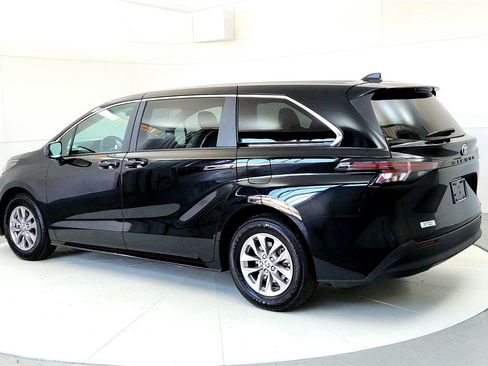 Certified 2024 Toyota Sienna LE image 4