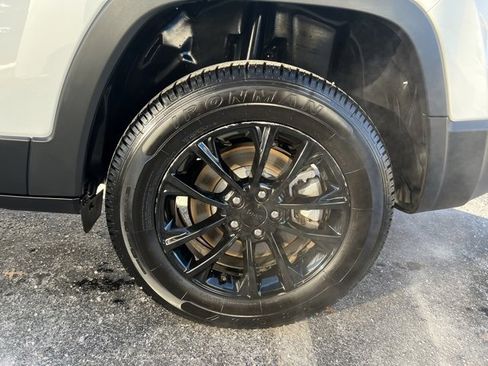 Used 2023 Jeep Cherokee Altitude Lux image 43