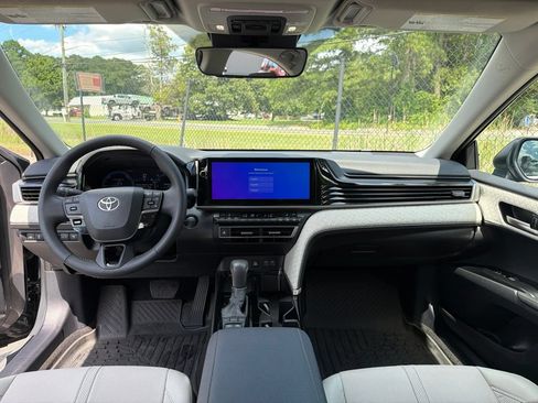 Used 2025 Toyota Camry XLE FWD image 9