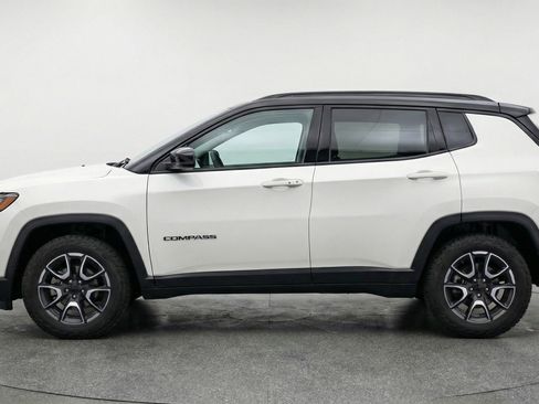 Used 2025 Jeep Compass Trailhawk AWD/4WD image 5