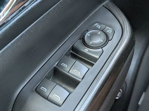 Used 2023 GMC Acadia SLT image 11