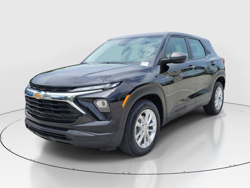 Used 2025 Chevrolet TrailBlazer LS FWD image 3